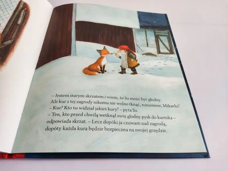 Lis i skrzat rozmawiają na śniegu. Skrzat ostrzega lisa przed kurami, a lis udaje, że ich nie widział.