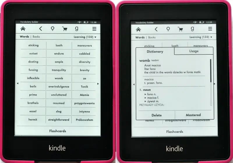 Dwa czytniki Kindle z różowymi ramkami. Na ekranach widoczne są listy słówek i definicje, pokazujące funkcjonalność nauki słówek, idealne do nauki języków obcych na Kindlu.