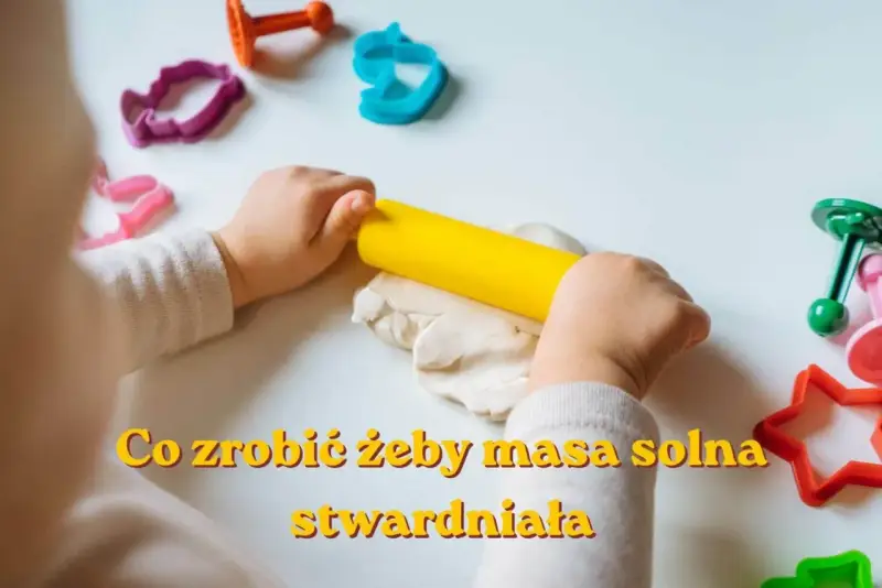 Dziecko wałkuje masę solną żółtym wałkiem. Wokół foremki do ciastek. Jak sprawić, by masa solna stwardniała?